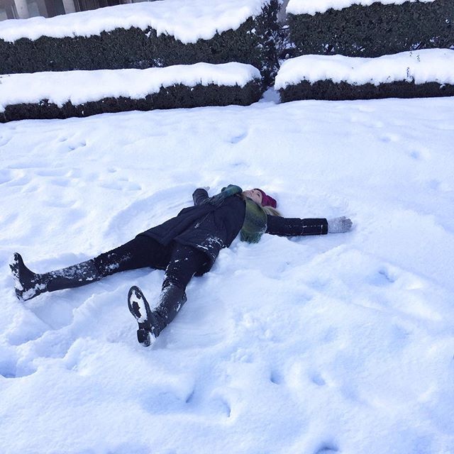 Reminiscing back to last Tuesday, when the office headed out for a team lunch and the Aussie decided to make a snow angel ️😇 even though the snow is gone 🙁 the positive is that all our construction sites can pick up where they left off with no interruptions now 🏻#wheredidthesnowgo #teamlunch #vancouver #seawall #aussie #lovingthesnow #backtowork